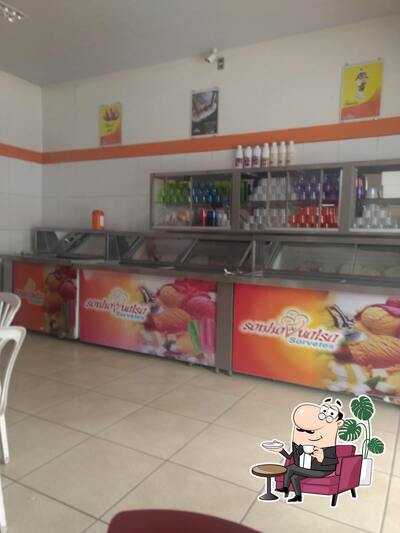 Sente em uma das mesas no Sorveteria Sonho na Taça