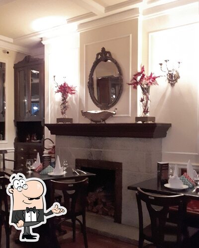 Sente em uma das mesas no 1912 Bistro