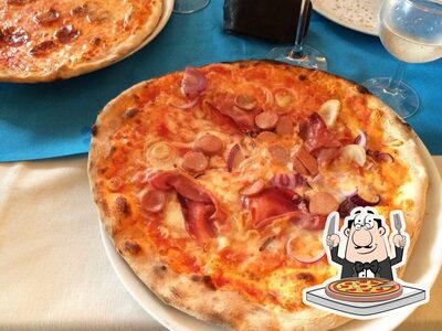 A Albergo Ristorante Dongo, puoi prenderti una bella pizza