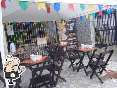 Sente em uma das mesas no Café do Luan