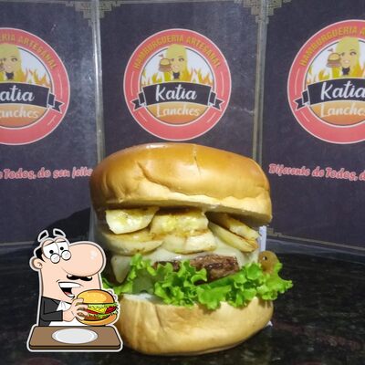 Os hambúrgueres do Katia lanches irão saciar uma variedade de gostos