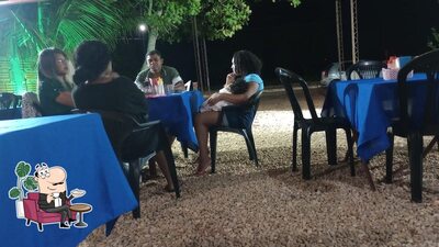 Sente em uma das mesas no Pizzaria da loreci