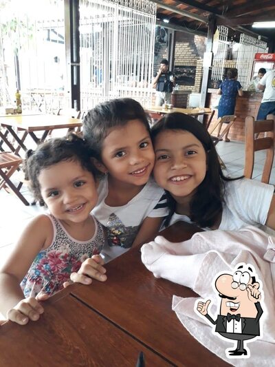 Sente em uma das mesas no Ponto do Frango Galeteria
