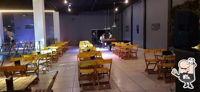 Sente em uma das mesas no Quintal Dos brothers