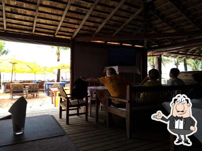 Sente em uma das mesas no Cabana Terra Nova Trancoso