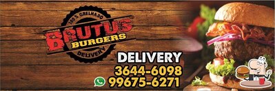 Peça um dos hambúrgueres oferecidos no Brutu's