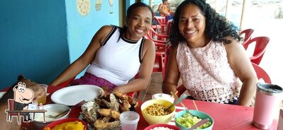 Sente em uma das mesas no Bar Da Edna