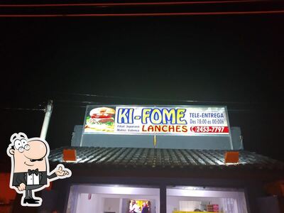 Sente em uma das mesas no KiFome Filial
