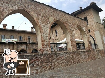Curiosa tra la parte esterna di Bar Della Stazione