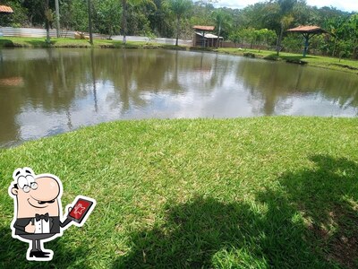 Desfrute da vista da área externa do Pesqueiro Lago do Sol