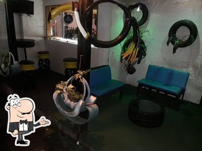 Sente em uma das mesas no Espaço 1001