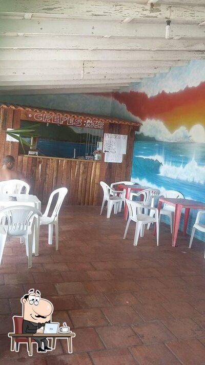Sente em uma das mesas no Mini Mercado Spelier