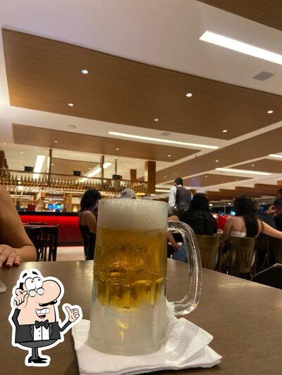 Sente em uma das mesas no Beer House