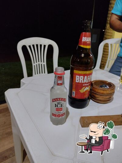 Veja imagens do interior do Várias tampas bar