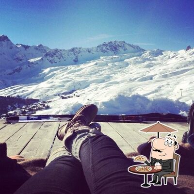 Puoi goderti l'aria fresca da seduto all'esterno di Tschuggenhütte