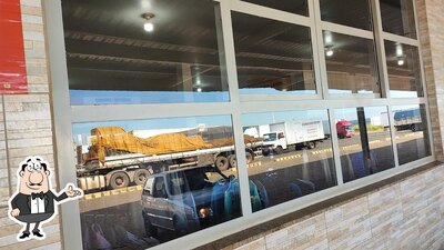 Sente em uma das mesas no Restaurante Los Pampas