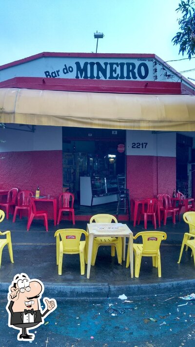 Sente em uma das mesas no Bar Do Mineiro