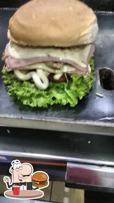 Experimente um dos hambúrgueres servidos no Space Acai e Lanches
