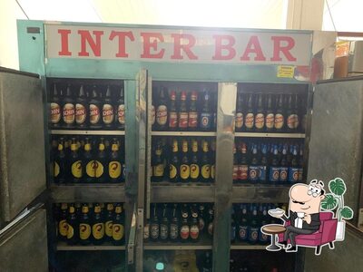 Sente em uma das mesas no Bar e mercearia do valdir