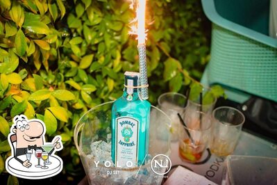 Prenditi liquori e drink o cocktail alcolici