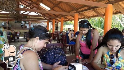 Sente em uma das mesas no Pousada Beach House Coqueirinho