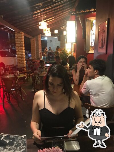 Sente em uma das mesas no Kone Way