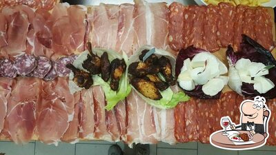 Frankie Chicken e Pizza serve pasti a base di carne