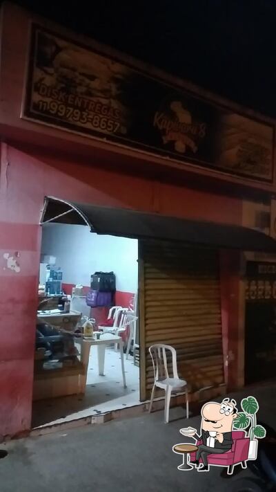 Sente em uma das mesas no kapivara's burguer