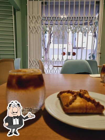 Sente em uma das mesas no Fettine Maringá - Confeitaria!