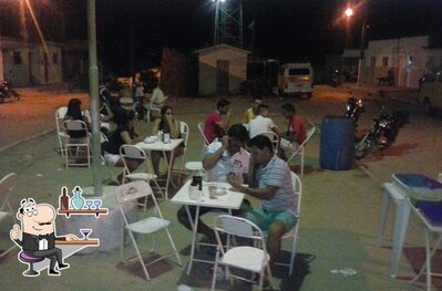 Sente em uma das mesas no Benildo Lanches