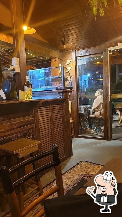 Sente em uma das mesas no ELEVA Café Bistro & cultura