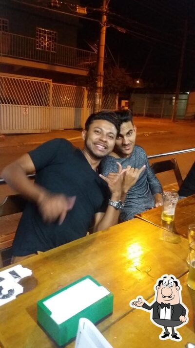 Sente em uma das mesas no BIG PIZZAS