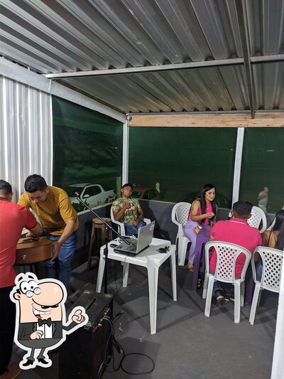 Sente em uma das mesas no CHURRASCARIA BR