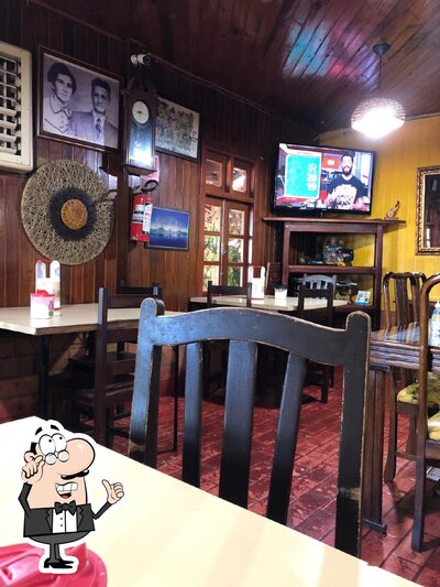 Sente em uma das mesas no Restaurante Água Rica