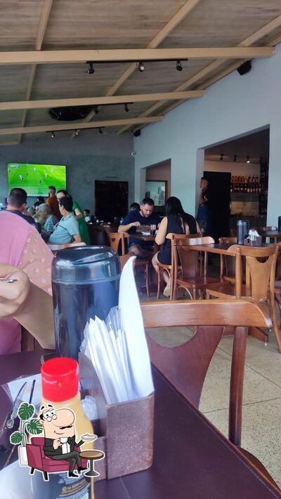 Sente em uma das mesas no MKbrasa