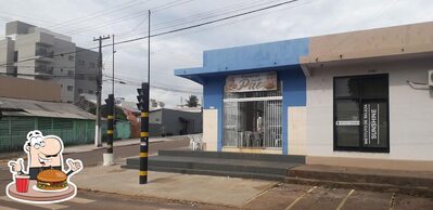 Deguste um dos hambúrgueres disponíveis no Itália Pães