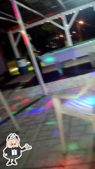 Sente em uma das mesas no Bar do Feu