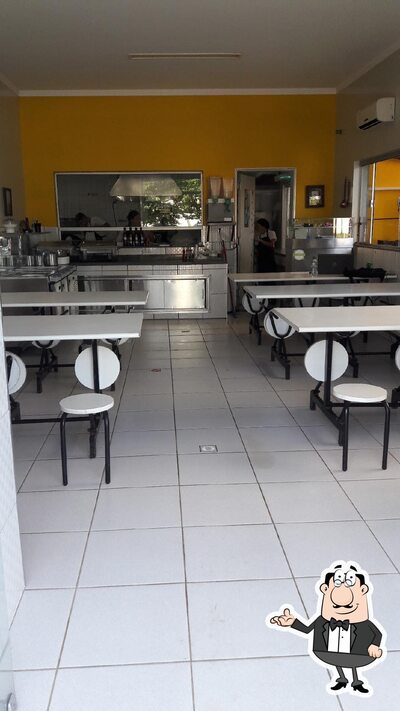 Sente em uma das mesas no Costa do Sol