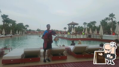 Jetez un coup d’œil à quoi ressemble La Plage Rouge à l'extérieur