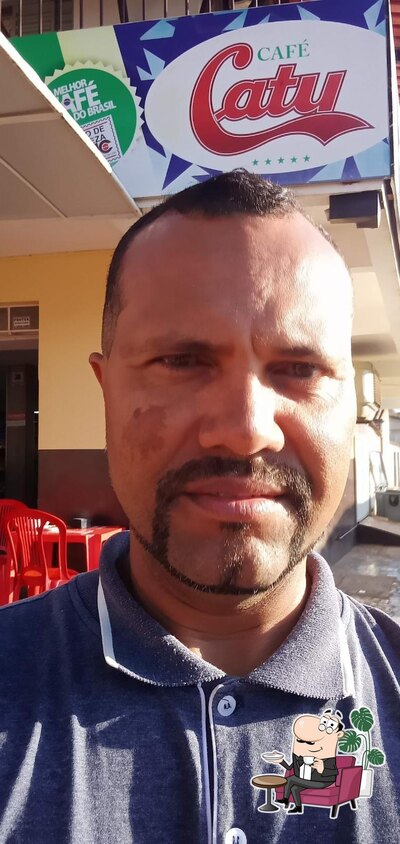 Sente em uma das mesas no Cafe Catu