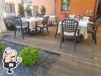 Installez-vous à l'une des tables de Versaud