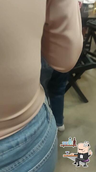 Sente em uma das mesas no Quintal do Choco