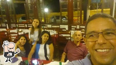 Sente em uma das mesas no Pizza Nostra Guaratinguetá