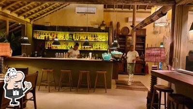 Sente em uma das mesas no Tasca Trancoso