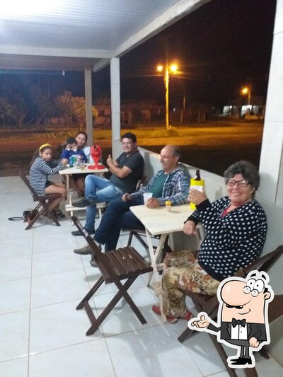 Sente em uma das mesas no Xis california