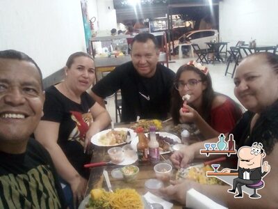 Sente em uma das mesas no Churrascos Canaã