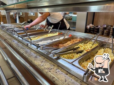 Sente em uma das mesas no CHURRASCARIA CHIMARRÃO- MATARACA