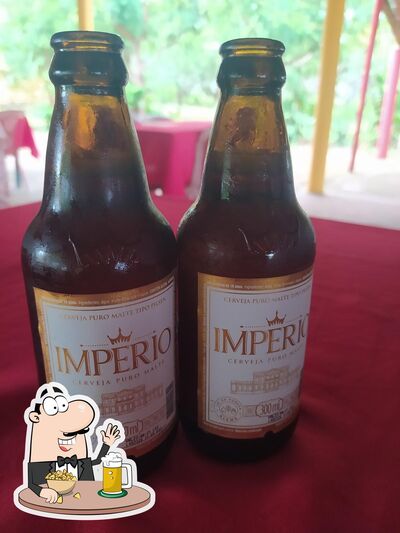 Desfute um copo de cerveja leve ou escura