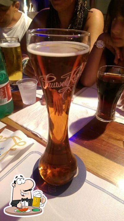 Fabrika serve un'ampia selezione di birre
