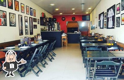 Sente em uma das mesas no Boteco Do Guima